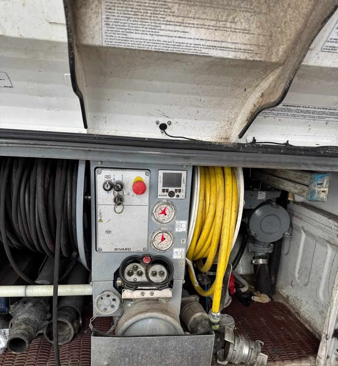 Pompe du camion hydrocureur prête pour une urgence 24h/24 au Mans