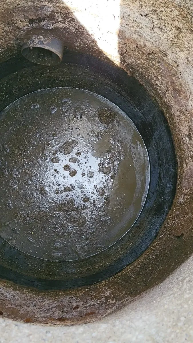 Vidange de fosse : cuve pleine avant pompage au Mans