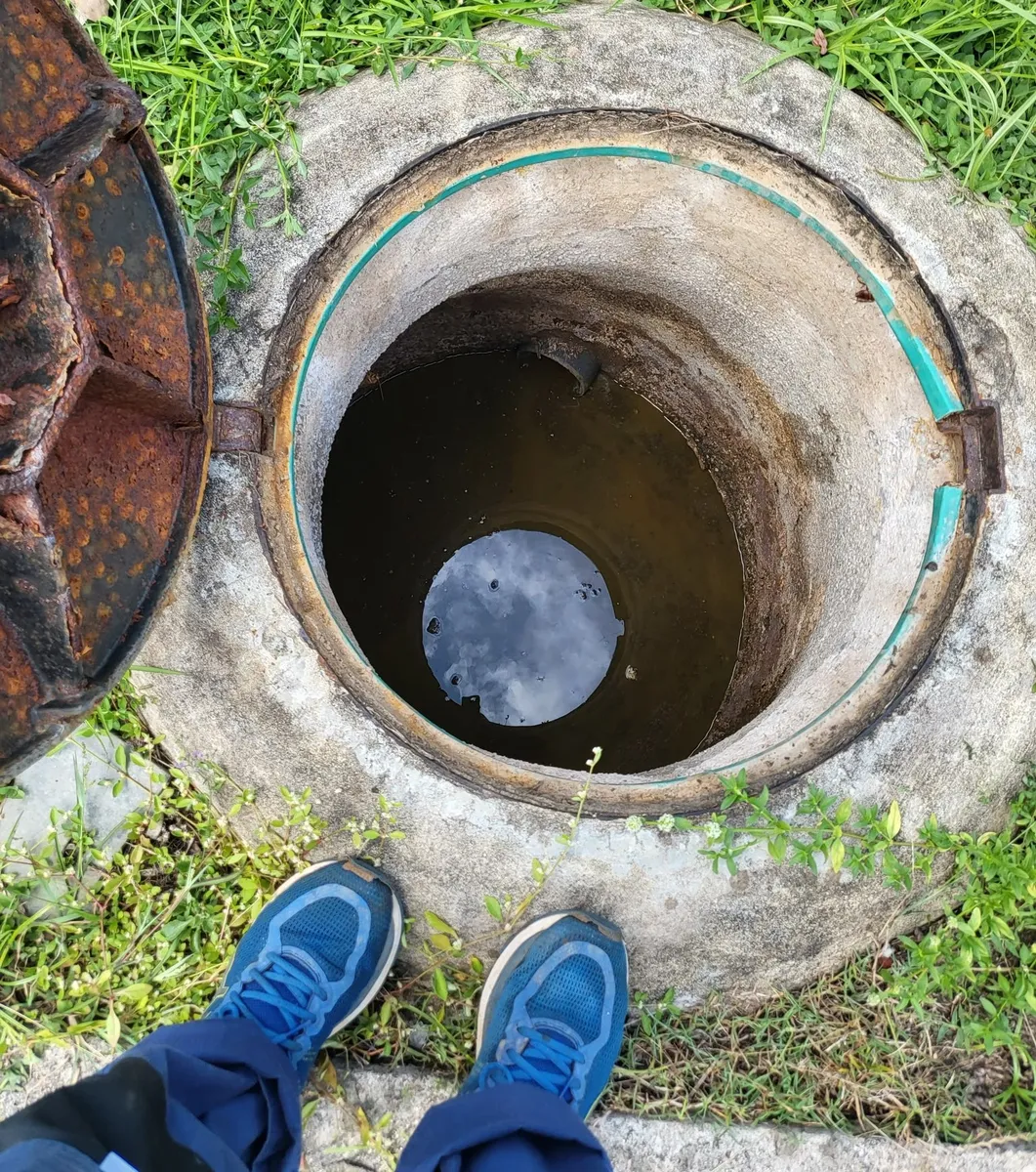 Regard d'assainissement plein d'eau avant intervention au Mans